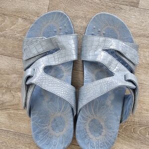 Vionic Lauren whiye and blue women's size 8 sandals
